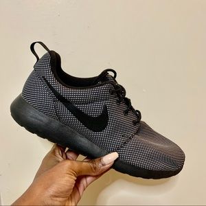 Nike Roshe Black & Metallic